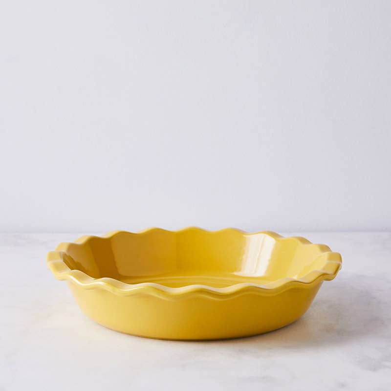 https://www.saveur.com/uploads/2021/06/10/The-Best-Baking-Pans-Option-Emile-Henry-Classic-Ceramic-Pie-Dish.jpg?auto=webp&auto=webp&optimize=high&quality=70&width=1440