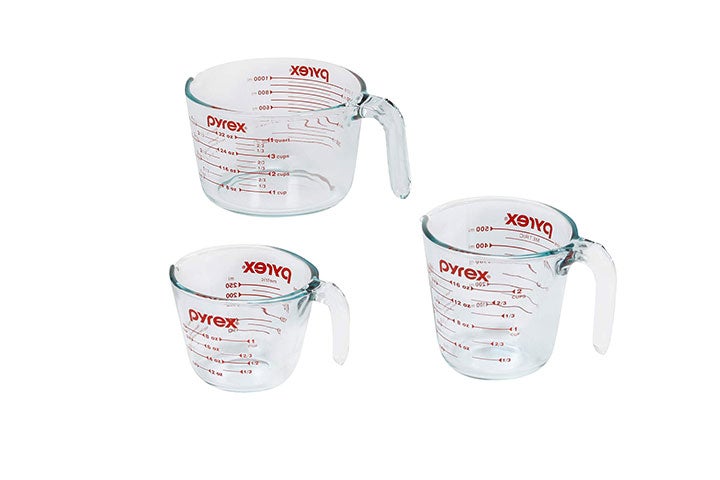 https://www.saveur.com/uploads/2021/11/02/best-measuring-cups-glass-liquid-measure-pyrex-set-saveur.jpg?auto=webp