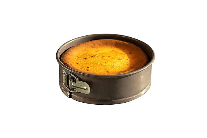 https://www.saveur.com/uploads/2022/01/31/best-cake-pans-springform-pan-saveur-selects-round-non-stick-steel-saveur.jpg?auto=webp