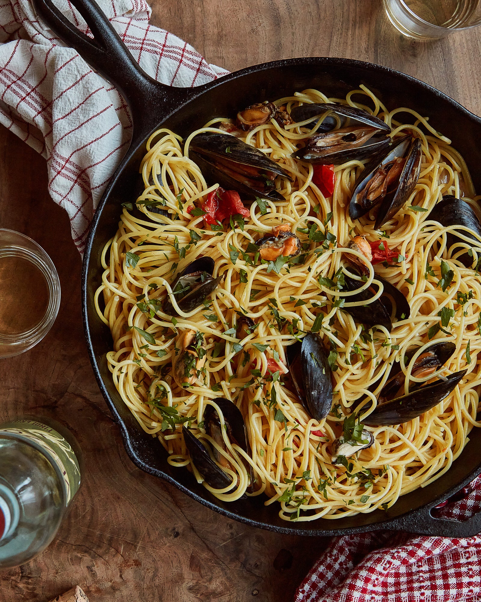 Spaghetti con le Cozze Recipe (Pasta with Mussels, Parsley, and Wine) |  Saveur